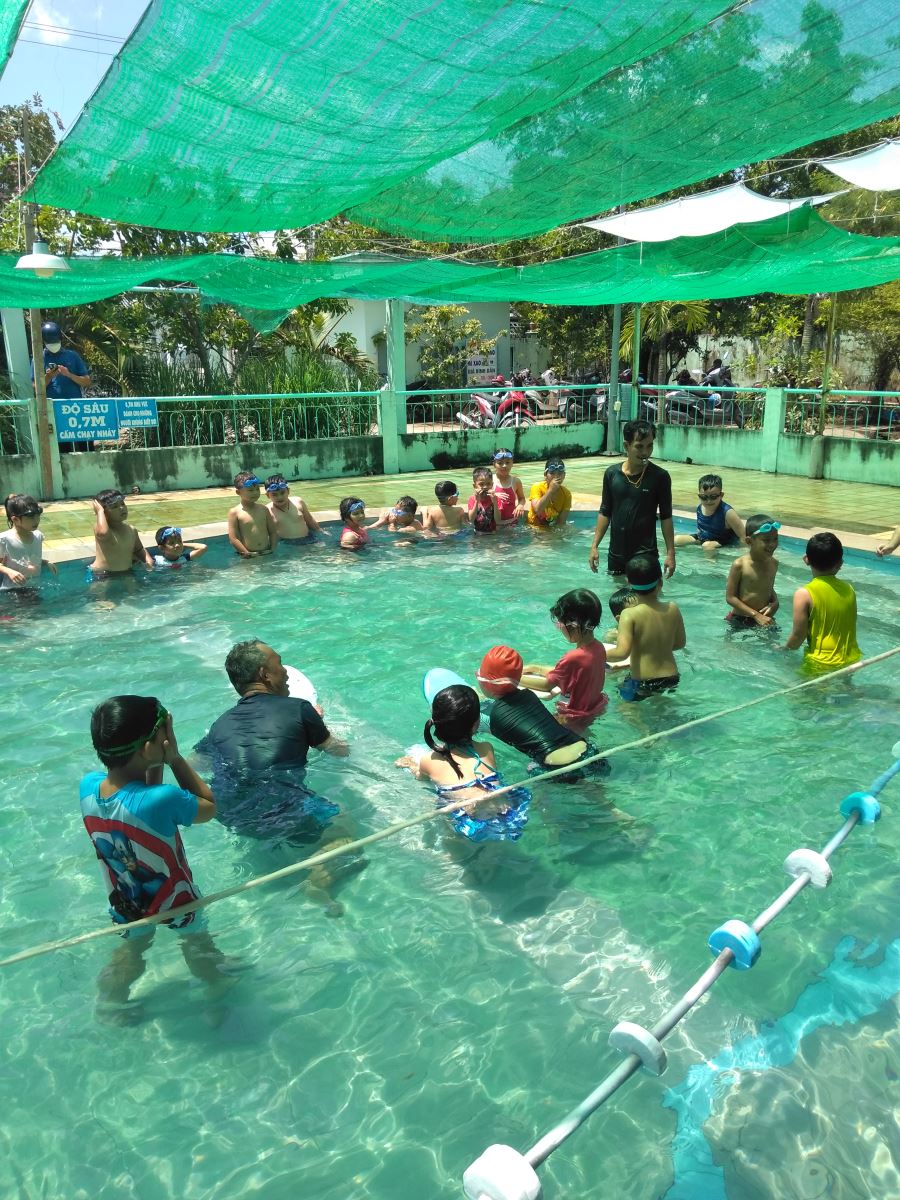 Tổ chức học bơi cho học sinh 